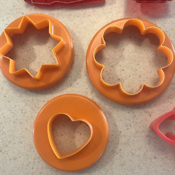 Lot Of 14 Vintage Plastic Cookie Cutters Various Holidays Bakercore Creativecook - Picture 2 of 8